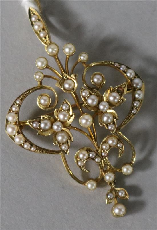 A late Victorian 15ct gold and split pearl pendant/brooch, 38mm.